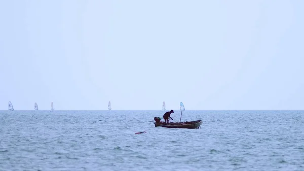 Barcos à vela no horizonte. A paisagem marinha. desportos marítimos — Fotografia de Stock