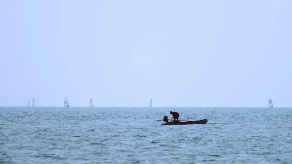 Barcos à vela no horizonte. A paisagem marinha. desportos marítimos — Fotografia de Stock