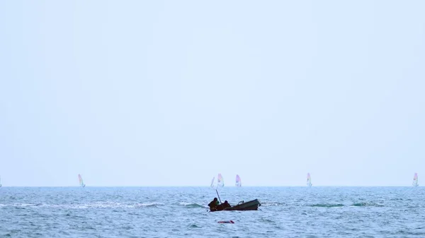 Segelbåtar på horisonten. marinmålning. vattensporter — Stockfoto