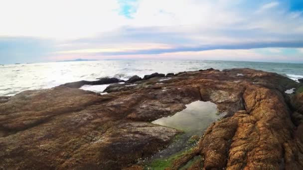 Deniz gelgit, gelgit karşı mavi bir gökyüzü ve bulutlar sonra kayalık deniz kıyısı. deniz manzarası — Stok video