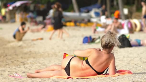 Vicino Persone Irriconoscibili Che Riposano Sulla Spiaggia Con Sacco Persone — Video Stock