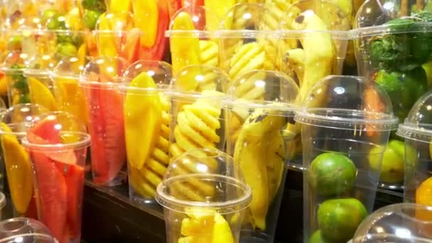 Cozinha asiática, conceito de comida. por pouco. contador de frutas para fazer refrigerantes e smoothies . — Vídeo de Stock