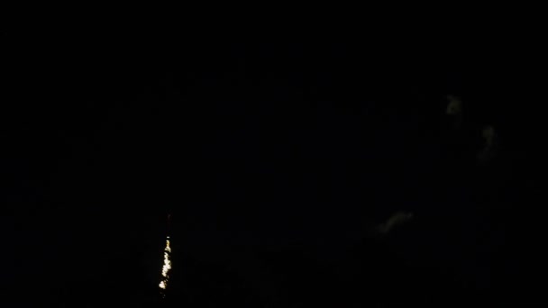 Abstrakte farbige Feuerwerke am Nachthimmel. Hintergrundkopierraum — Stockvideo