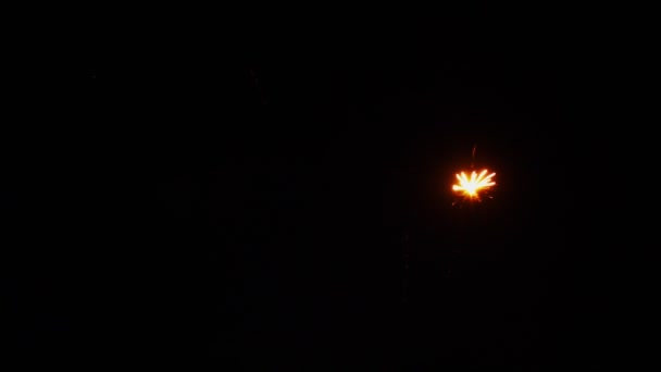 Abstrakte farbige Feuerwerke am Nachthimmel. Hintergrundkopierraum — Stockvideo