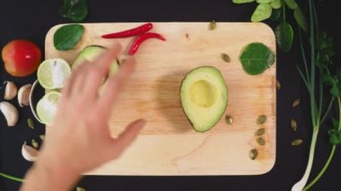 avokado. sağlıklı beslenme ve sağlıklı yaşam kavramı. yukarıdan görüntüleyin. avokado sandviç pişirme.