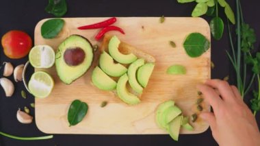 avokado. sağlıklı beslenme ve sağlıklı yaşam kavramı. yukarıdan görüntüleyin. avokado sandviç pişirme.