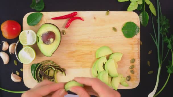 Awokado. pojęcie zdrowego odżywiania i zdrowego stylu życia. Widok z góry. gotowania Kanapki z awokado. — Wideo stockowe