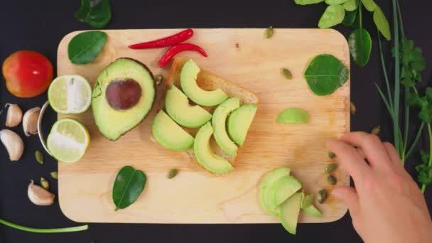 아보카도입니다. 건강 한 식습관과 건강 한 라이프 스타일의 개념입니다. 위에서 볼 수 있습니다. 요리 아보카도 샌드위치. — 비디오