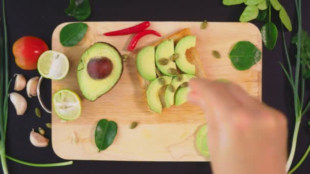 Avocado. Konzept von gesunder Ernährung und gesundem Lebensstil. Blick von oben. Avocado-Sandwiches kochen. — Stockvideo