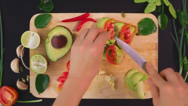 Awokado. pojęcie zdrowego odżywiania i zdrowego stylu życia. Widok z góry. gotowania Kanapki z awokado. — Wideo stockowe