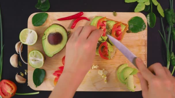 Avocado. concetto di alimentazione sana e stile di vita sano. vista dall'alto. cottura panini all'avocado . — Video Stock