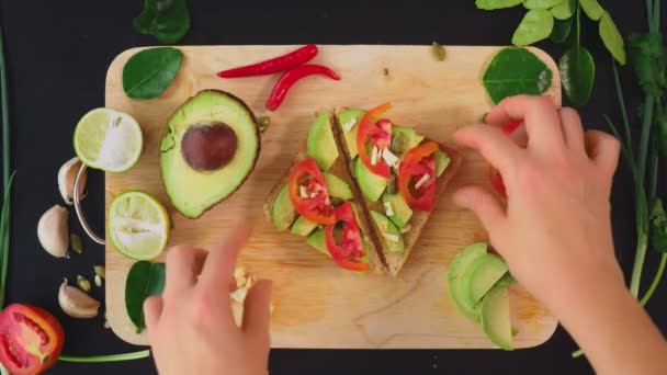 Avocado. concetto di alimentazione sana e stile di vita sano. vista dall'alto. cottura panini all'avocado . — Video Stock