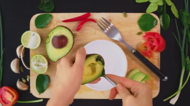 アボカド。健康的な食事と健康的なライフ スタイルのコンセプトです。上からの眺め。アボカド サンドイッチの調理. — ストック動画