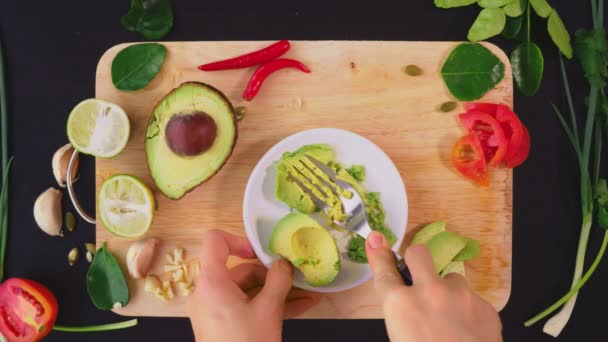 Avocado. concept van gezonde voeding en een gezonde levensstijl. Bekijk van bovenaf. koken avocado broodjes. — Stockvideo