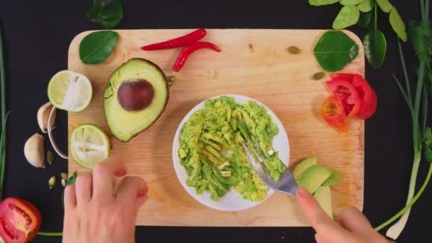 Авокадо. концепція здорового харчування та здорового способу життя. вид зверху. приготування бутербродів з авокадо . — стокове відео