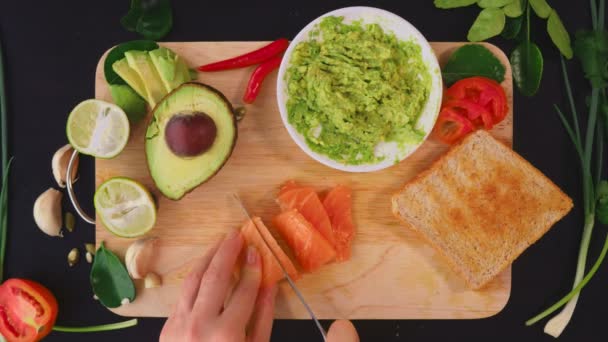 Avokado. sağlıklı beslenme ve sağlıklı yaşam kavramı. yukarıdan görüntüleyin. avokado sandviç pişirme. — Stok video