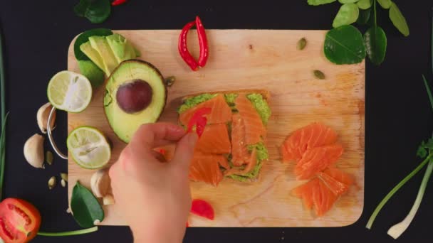 Avokado. sağlıklı beslenme ve sağlıklı yaşam kavramı. yukarıdan görüntüleyin. avokado sandviç pişirme. — Stok video