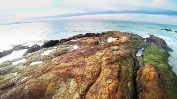 El reflujo del mar, la costa rocosa después de la marea baja contra el cielo azul y las nubes. paisaje marino — Vídeos de Stock
