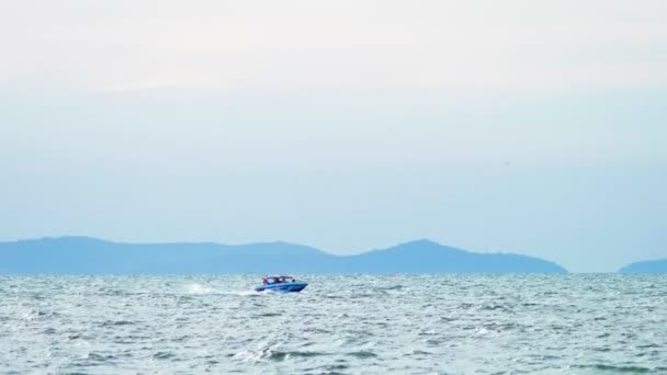 Όμορφη Θαλασσογραφία, σκάφη στη θάλασσα κατά το γαλάζιο του ουρανού — Αρχείο Βίντεο