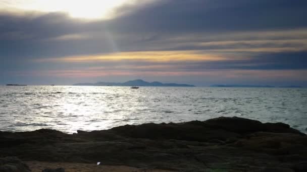 Όμορφη Θαλασσογραφία, σκάφη στη θάλασσα κατά το γαλάζιο του ουρανού — Αρχείο Βίντεο