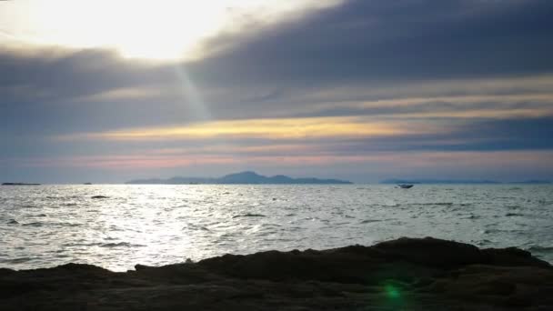 美丽的海景, 船在海上对蓝天 — 图库视频影像