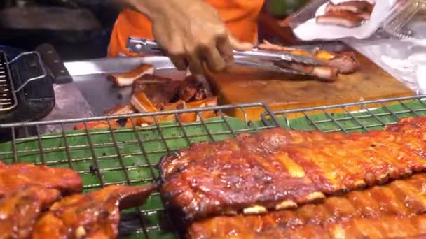 Asiatisk mat, matkoncept. Stäng. BBQ revbensspjäll på räknaren på nattmarknaden på gatan. — Stockvideo