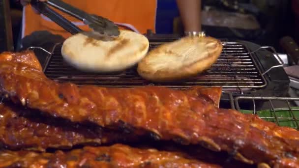 Cuisine asiatique, concept culinaire. Presque. Côtes de porc BBQ sur le comptoir au marché de nuit dans la rue . — Video