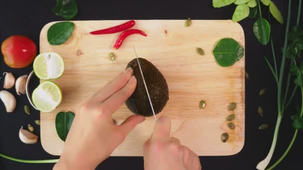 Avocado. concept van gezonde voeding en een gezonde levensstijl. Bekijk van bovenaf. koken avocado broodjes. — Stockvideo