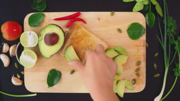 Avokado. begreppet hälsosam kost och hälsosam livsstil. Visa från ovan. Matlagning avokado smörgåsar. — Stockvideo