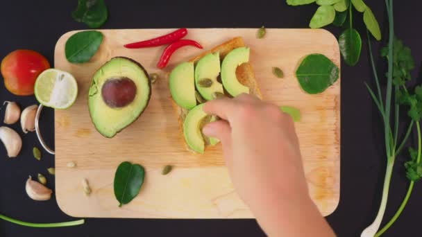 Avokado. begreppet hälsosam kost och hälsosam livsstil. Visa från ovan. Matlagning avokado smörgåsar. — Stockvideo