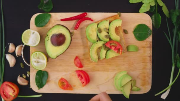 Aguacate. concepto de alimentación saludable y estilo de vida saludable. vista desde arriba. cocinar sándwiches de aguacate . — Vídeo de stock