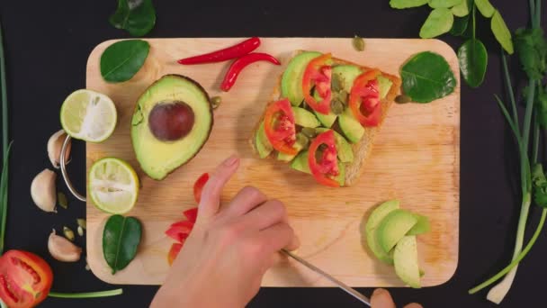 Abacate. conceito de alimentação saudável e estilo de vida saudável. vista de cima. sanduíches de abacate de cozinha . — Vídeo de Stock