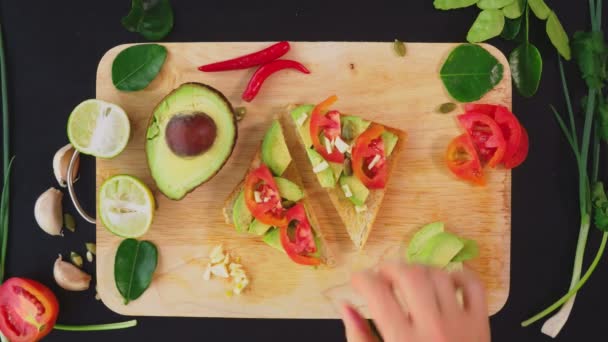 Avocado. concept of healthy eating and healthy lifestyle. view from above. cooking avocado sandwiches. — Stock Video