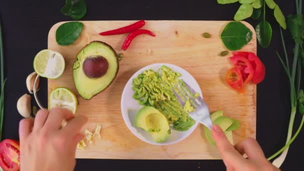 Abacate. conceito de alimentação saudável e estilo de vida saudável. vista de cima. sanduíches de abacate de cozinha . — Vídeo de Stock