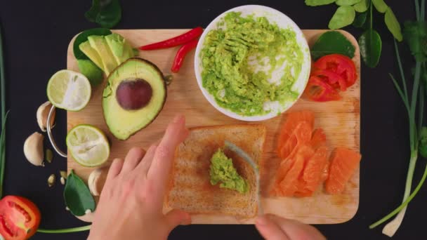 Avocado. concetto di alimentazione sana e stile di vita sano. vista dall'alto. cottura panini all'avocado . — Video Stock