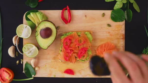 Avocado. concept of healthy eating and healthy lifestyle. view from above. cooking avocado sandwiches. — Stock Video