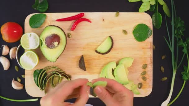 Avocado. concept van gezonde voeding en een gezonde levensstijl. Bekijk van bovenaf. koken avocado broodjes. — Stockvideo