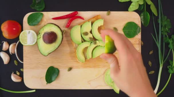 Avokado. begreppet hälsosam kost och hälsosam livsstil. Visa från ovan. Matlagning avokado smörgåsar. — Stockvideo