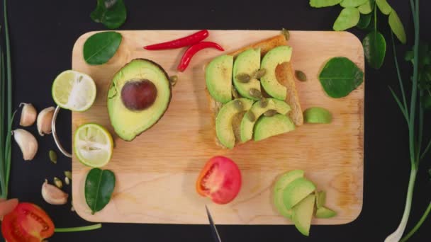 Avocado. concetto di alimentazione sana e stile di vita sano. vista dall'alto. cottura panini all'avocado . — Video Stock