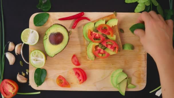 Avocado. concept of healthy eating and healthy lifestyle. view from above. cooking avocado sandwiches. — Stock Video