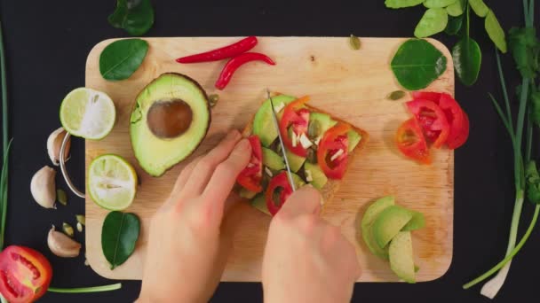 Avocado. concept van gezonde voeding en een gezonde levensstijl. Bekijk van bovenaf. koken avocado broodjes. — Stockvideo