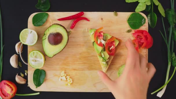 Aguacate. concepto de alimentación saludable y estilo de vida saludable. vista desde arriba. cocinar sándwiches de aguacate . — Vídeos de Stock