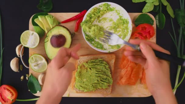 Авокадо. концепція здорового харчування та здорового способу життя. вид зверху. приготування бутербродів з авокадо . — стокове відео