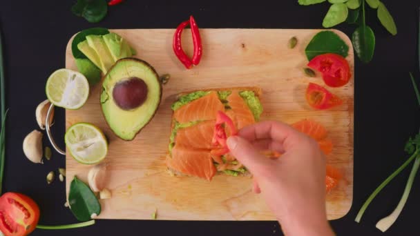 Avocado. Konzept von gesunder Ernährung und gesundem Lebensstil. Blick von oben. Avocado-Sandwiches kochen. — Stockvideo