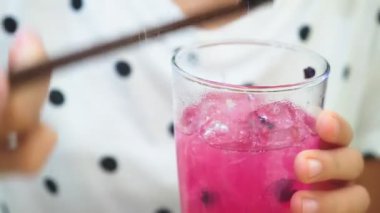 yakın çekim. kız bir saman bir kokteyl içme bir kafede. içecekler, insanlar ve yaşam tarzı