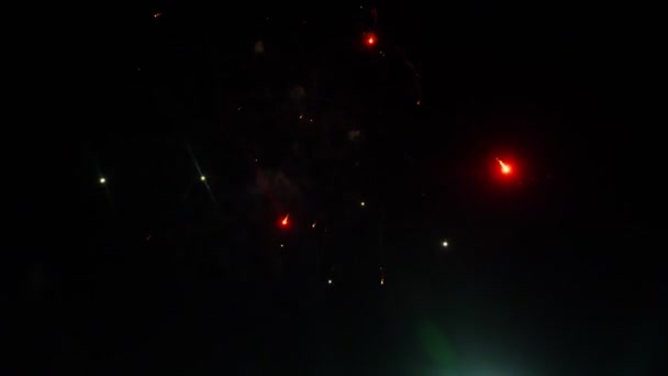 Abstraktní barevné ohňostroje na noční obloze. pozadí kopie prostor — Stock video