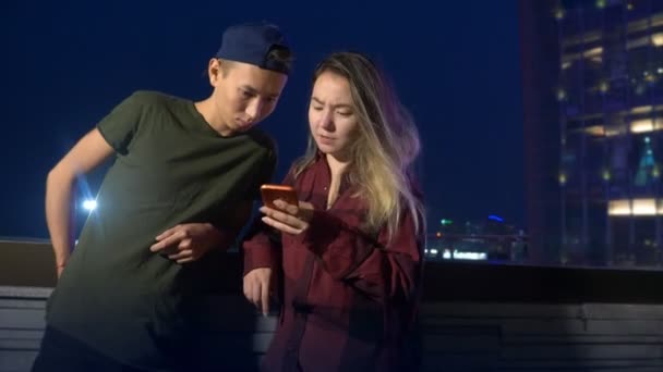 Šťastný Pár Mladých Asijských Přítel Přítelkyně Pomocí Telefonů Smartphone Přitom — Stock video