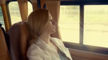 modern bir araba rahat arka koltukta dinlenme pencere bakarak kadın.