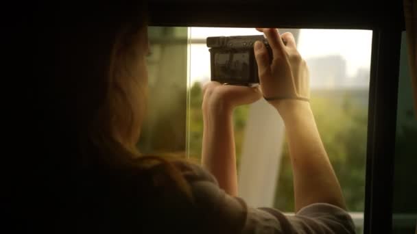 En kvinde tager billeder af skyskrabere fra en moderne bil . – Stock-video