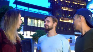 modern kentin sokakta akşamları üç arkadaş, Asyalılar ve işgal iletişim.